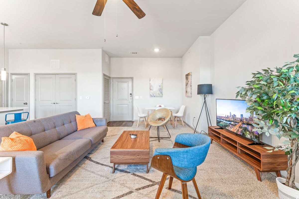 Top Floor 2BR King Beds Suite, 8 Min to Downtown