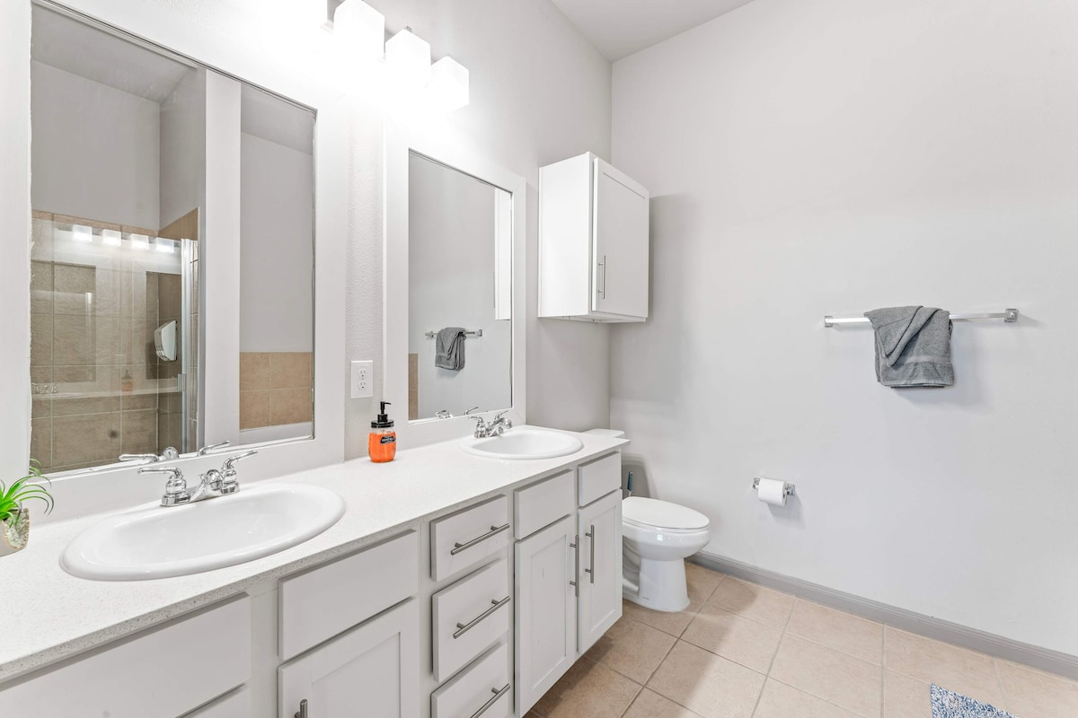 Top Floor 2BR King Beds Suite, 8 Min to Downtown