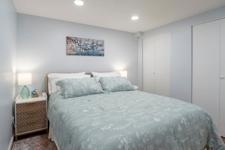 Საძინებელი ფართო, თანამედროვე და კომფორტულია დედოფლის ზომის მეხსიერების ქაფის საწოლითა და დიდი ფანჯრით