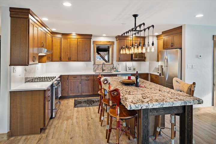 River's Edge W/ Hot Tub, Sauna & Game Room - Kalispell, MT