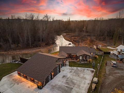 River's Edge w/ Hot Tub, Sauna & Game Room