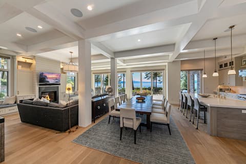 Spellbound Lakefront Lodge w Buoy, Hot Tub & Beach