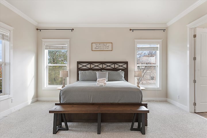 ¡Te encantará dormir en este dormitorio principal tamaño king en la planta superior con baño privado! 