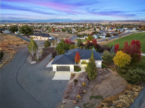 Entire Scenic Views Estate, Large 6 Bdrm, 5.5 Bath