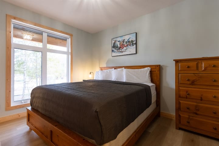 Kitanda aina ya King kilicho na Ghorofa Kuu ya Ensuite l