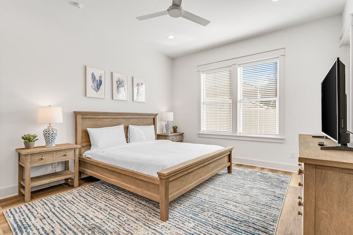 Un espacioso dormitorio principal con una lujosa cama king, perfecta para noches de descanso y relajación.