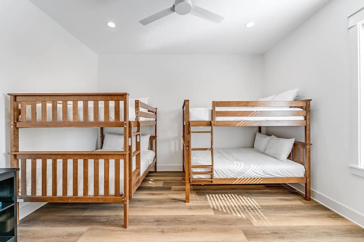 Acogedor y divertido, el dormitorio con literas ofrece cómodas camas perfectas para niños o grupos, creando un refugio juguetón pero relajante.