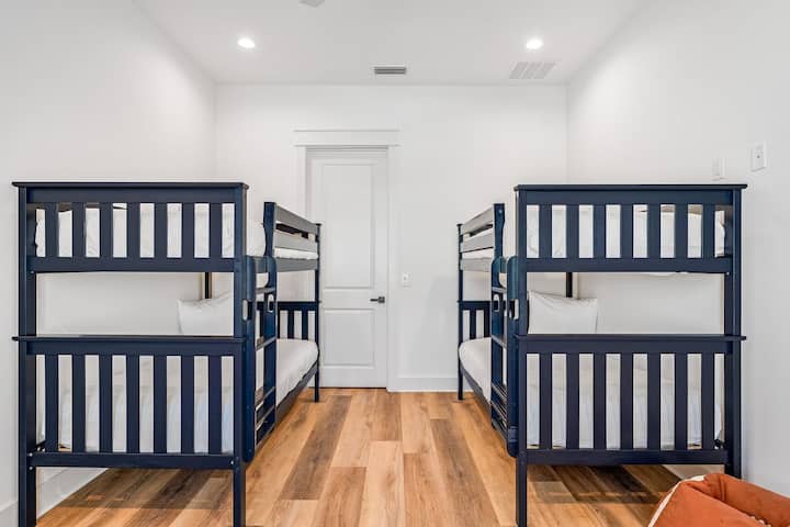 Acogedor y divertido, el dormitorio con literas ofrece cómodas camas perfectas para niños o grupos, creando un refugio juguetón pero relajante.