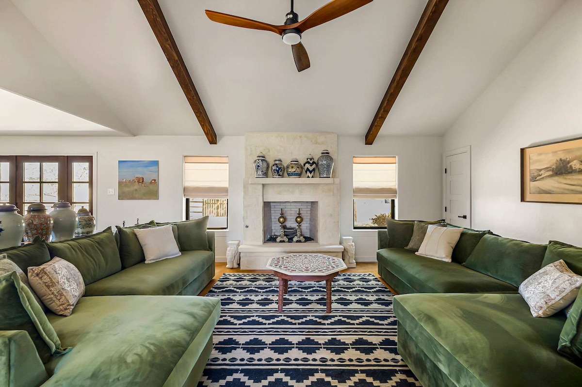 Vstúpte do teplej a príjemnej obývacej izby určenej na relaxáciu a spolupatričnosť.