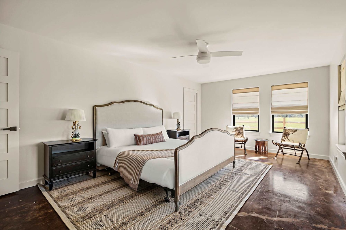 Uvoľnite sa v luxusnej spálni s manželskou posteľou King, vlastnou kúpeľňou a dvojitými skrinkami pre vaše pohodlie.