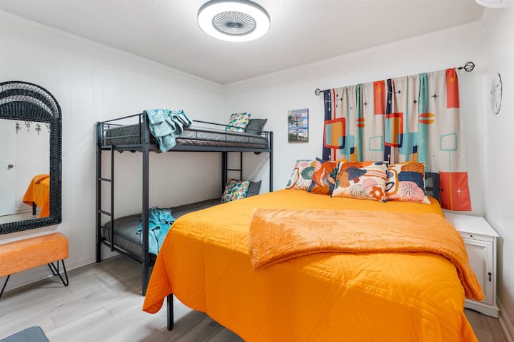 Segundo dormitorio con cama tamaño queen y literas