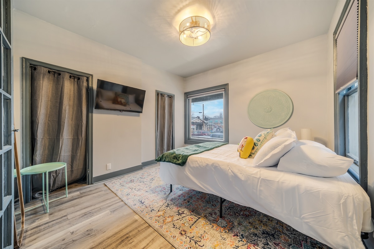 - Ontspannende slaapkamer met grote ramen en een gezellig bed met uitzicht op de schilderachtige straat - Moderne verlichting, zachte tinten en tv voor entertainment of rustige rust - Een stijlvolle ruimte die comfort en eenvoud in elk detail combineert