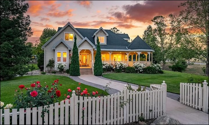Gorgeous Estate in Wine Country!