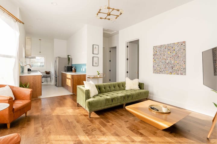 MidCentury Dream 2BR – 95 WalkScore