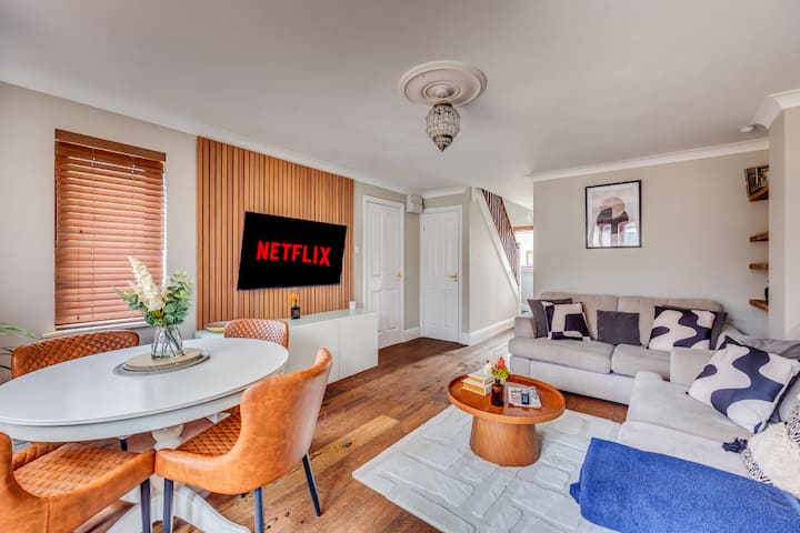Modern House - Sleeps 6 - Free Parking & Fast Wifi - Milton Keynes