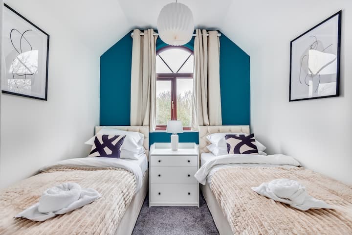 El dormitorio 2 tiene camas con cremallera configuradas como dos camas individuales de forma predeterminada o se pueden cerrar con cremallera como una cama tamaño king a pedido.
