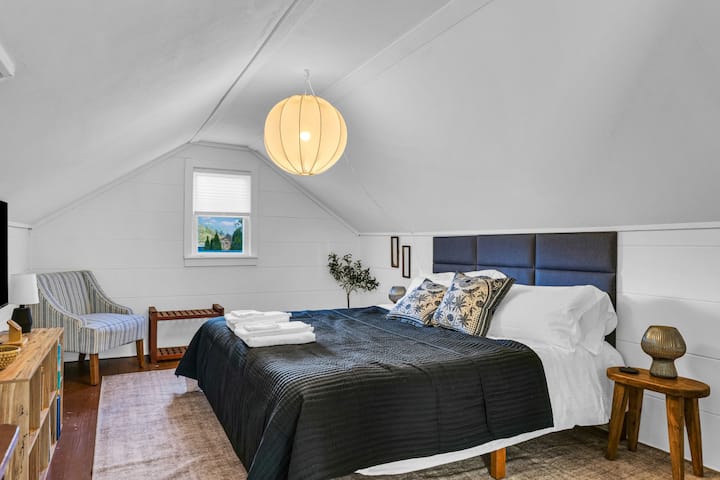 El dormitorio del ático ofrece una cama tamaño king y asientos adicionales.