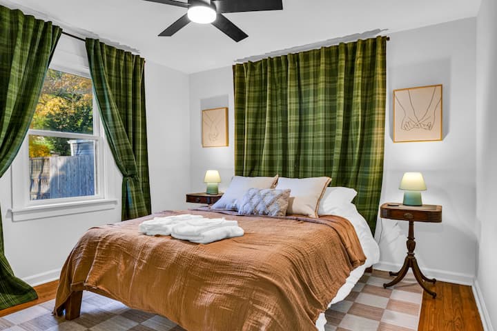 Cada dormitorio ha sido diseñado para ser juguetón y acogedor.