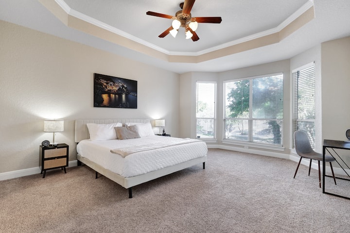 ¡Dormitorio principal con una cama tamaño king! 