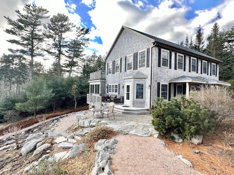 Large 4BR Waterfront Home with Dock! [Quarry Cove]