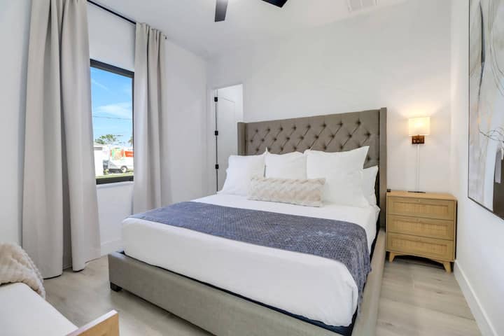 La 2ème chambre d'amis a un lit king.