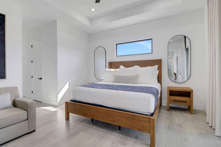 La suite principale est située à l'écart des autres chambres ; elle dispose d'un lit king size, d'un lit jumeau et d'une belle salle de bain attenante.