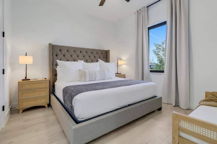 La 1ère chambre dispose d'un lit king et d'une salle de bain privée attenante.