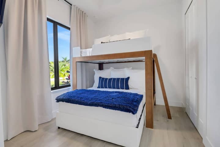 La 3e chambre dispose d'un lit Queen avec un grand loft.