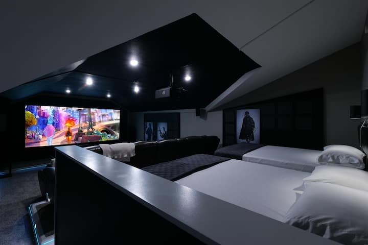 Royale Cinema Retreat - Theater, Games, Lounge