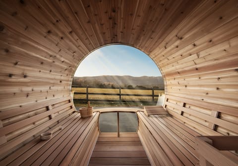 Luxe, Mountain VIEWS, Sauna, HotTub, Pups