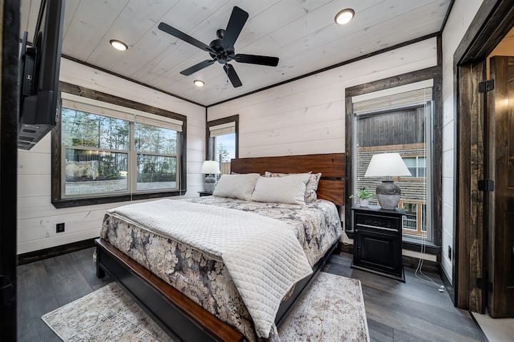 לנוח, להיטען ולהירגע בנוחות השלווה של מיטת הקינג סייז שלכם.