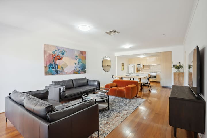 Luxury 2BR Large Apartment | Walk to Shops & Beach