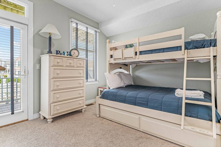 Quel plaisir pour les enfants ! Cette chambre superposée, située au deuxième niveau, est parfaite pour créer des souvenirs et pour que les enfants puissent en profiter ! 