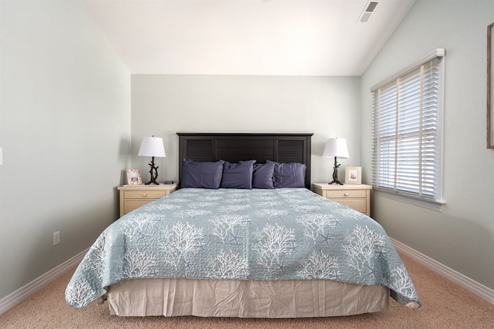 Détendez-vous dans le lit King Size le plus confortable dans la suite spacieuse au troisième niveau. Super espace privé pour les parents !