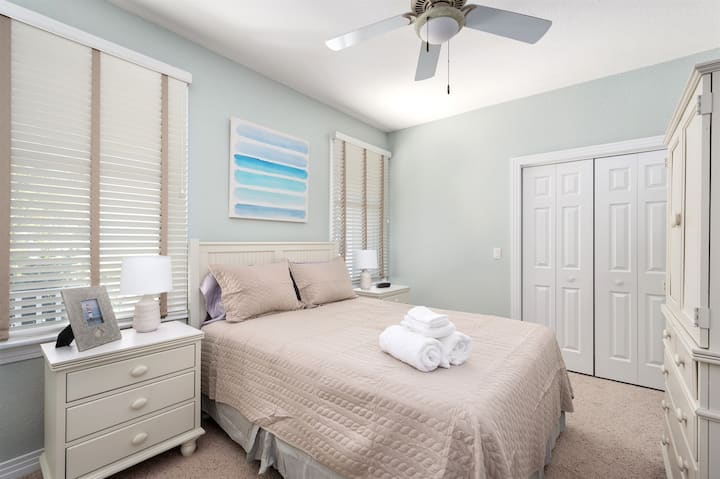 Une autre chambre avec salle de bains privative, au deuxième étage. Ce lit queen size confortable a un excellent décor de plage, idéal pour une escapade à la plage !