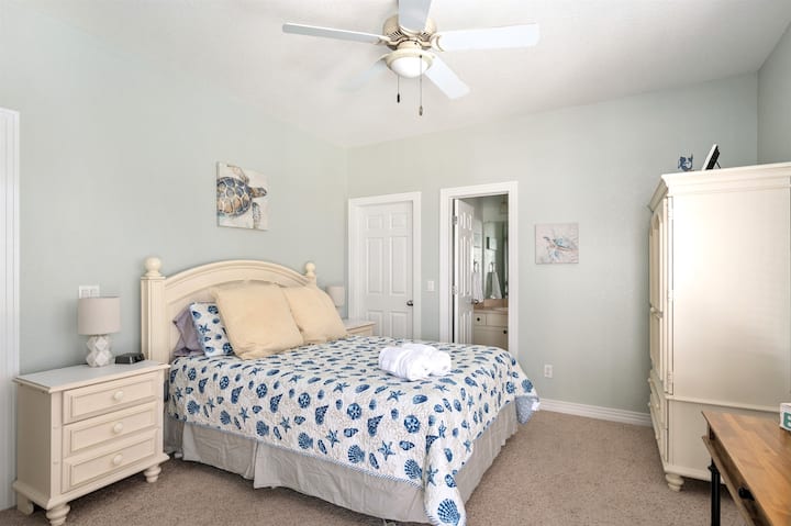 Une autre chambre merveilleuse. Celui-ci dispose également d'un lit queen size confortable ! Super chambre à coucher avec une décoration lumineuse et de superbes vues !