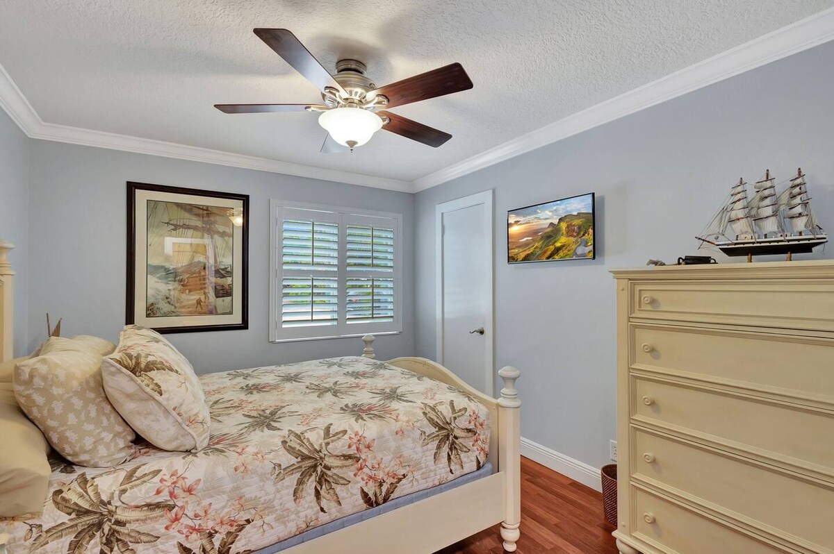 Удобна секундарна спална соба со брачен кревет (широк 150-179 см), вентилатор на таванот за ладење и паметен телевизор за емитување на вашите омилени.