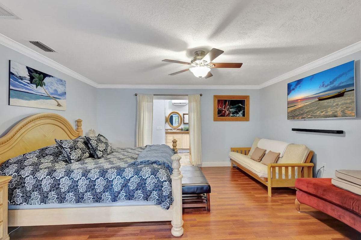 Главната спална соба непречено тече низ француските врати во бањата налик на спа.