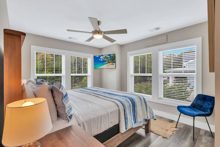 Kjo dhomë gjumi "king" e mbushur me diell është projektuar për rehati dhe çlodhje, me dritare të mëdha që lejojnë diellin të ndriçojë hapësirën. Me një krevat dopio "king" luksoz dhe një televizor për argëtim në mbrëmje, është vendi i përkryer për familjet