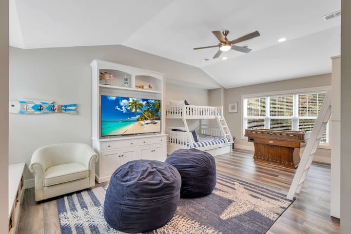 Kjo dhomë gjumi plot gjallëri është një vendpushim i mbushur me argëtim i projektuar për fëmijë, me dy krevate marinarë të rehatshëm që mund të akomodojnë vizitorë të shumtë. Me një televizor të madh për netët e filmit dhe një tavolinë futbolli për konkurrencë miqësore, kjo hapësirë me siguri do të jetë e preferuara