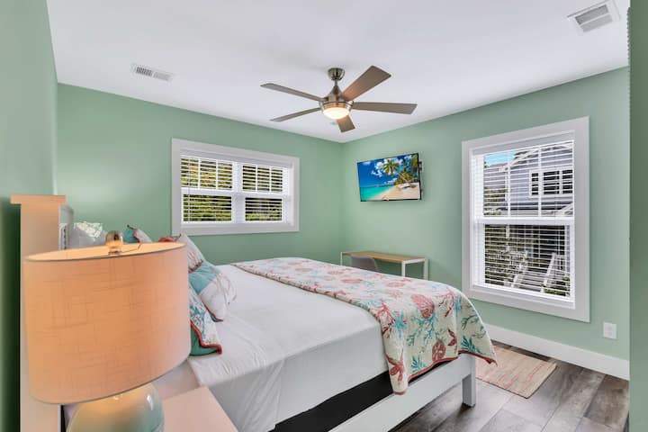 Hyr në këtë dhomë gjumi të ndritshme dhe të ajrosur, ku drita natyrale hyn përmes dritareve të mëdha, duke krijuar një atmosferë të gëzueshme. Krevati prej pelushi "king" fton për t 'u çlodhur, ndërsa televizori në dhomë ofron alternativën e përkryer për t' u çlodhur