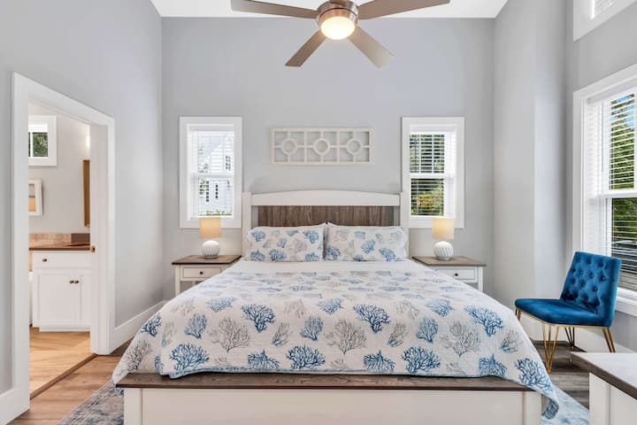 E përkryer për familjet ose çiftet që udhëtojnë së bashku, këto dhoma gjumi kryesore të katit të parë ofrojnë një përzierje të rehatisë dhe funksionalitetit. Me krevate dopio "king", banja të bashkangjitura dhe televizorë, të dyja dhomat ofrojnë një vend të shenjtë mikpritës ku vizitorët mund të shijojnë privatësinë