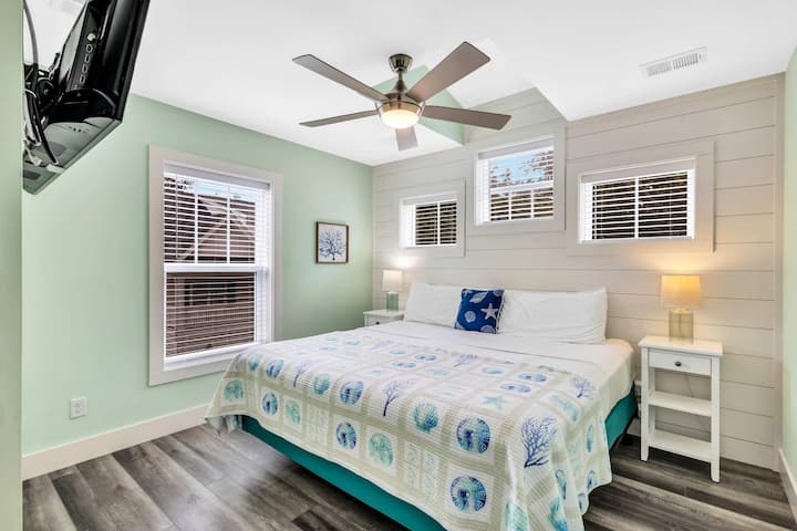 Kjo dhomë gjumi "king" ftuese është projektuar për t 'u çlodhur, me një krevat dopio "king" dhe një televizor të madh për nevojat e tua argëtuese. Paleta qetësuese e ngjyrave dhe ndriçimi i butë krijojnë një ambient të qetë, duke e bërë atë hapësirën e përkryer për t 'u çlodhur