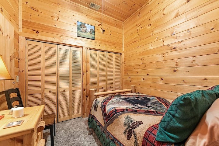 ห้องนอนเสริมขนาดใหญ่มีพัดลมเพดานที่วางของตอนกลางคืนตู้เสื้อผ้าพร้อมไม้แขวนเสื้อและชั้นวางกระเป๋าเดินทาง ไม่มีหน้าต่างหรือทางออกรองในห้องนี้