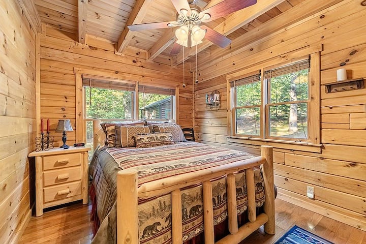 ห้องนอนรองขนาดควีนไซส์มีพัดลมเพดานโต๊ะเครื่องแป้งทีวีและตู้เสื้อผ้าพร้อมไม้แขวนเสื้อและชั้นวางกระเป๋าเดินทาง