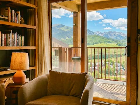 3BD • Located At Trailhead • Mountain Views