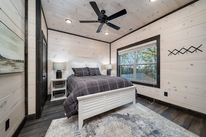 Დედოფლის საძინებელი, რომელიც ისეთივე მშვიდია, როგორიც ულამაზესია, საიდანაც ლე-კონტის მთა იშლება.