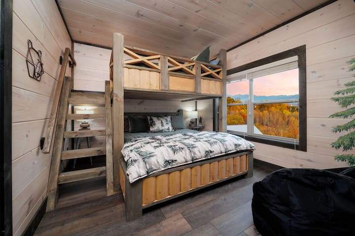 Დაისვენეთ სრული კომფორტით ჩვენი ფართო სრული სამეფო საძინებლით, რომელიც გთავაზობთ მყუდრო მომხიბვლელობისა და მთის ლუქს-კლასის ხედების იდეალურ ნაზავს!