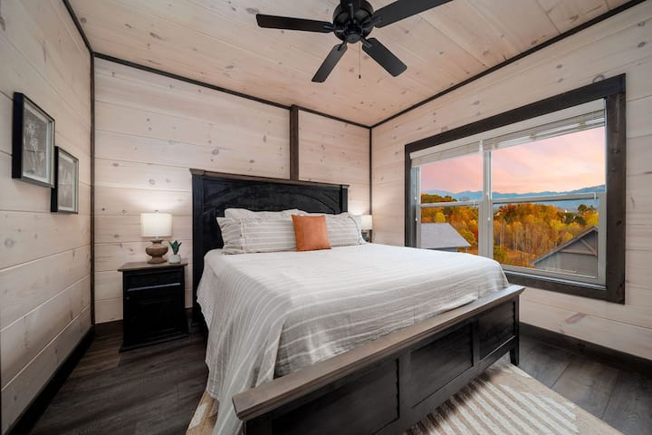 Დაისვენეთ და დაიმუხტეთ ლუქს-კლასის King საძინებელში, სადაც კომფორტი და მთის თვალწარმტაცი ხედები საუკეთესო დასვენებას ქმნის.