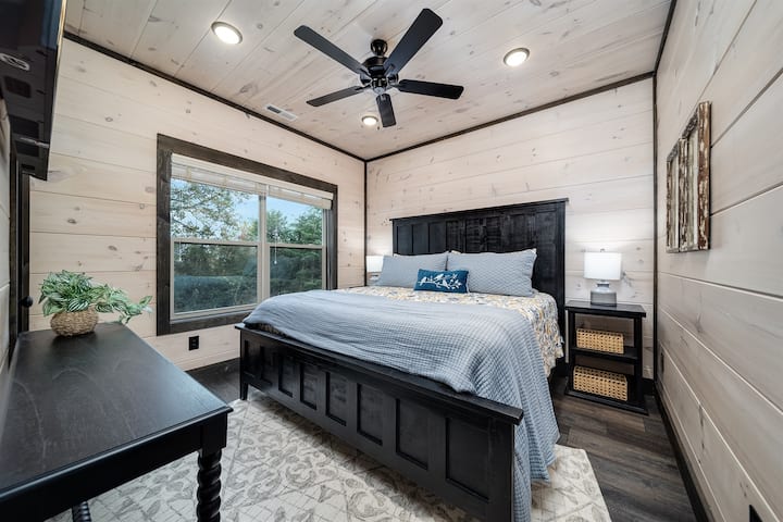 Დაიძინეთ სიდიადეში, თქვენი დიდი საძინებელი ფუფუნებითა და სიმშვიდით გელით.